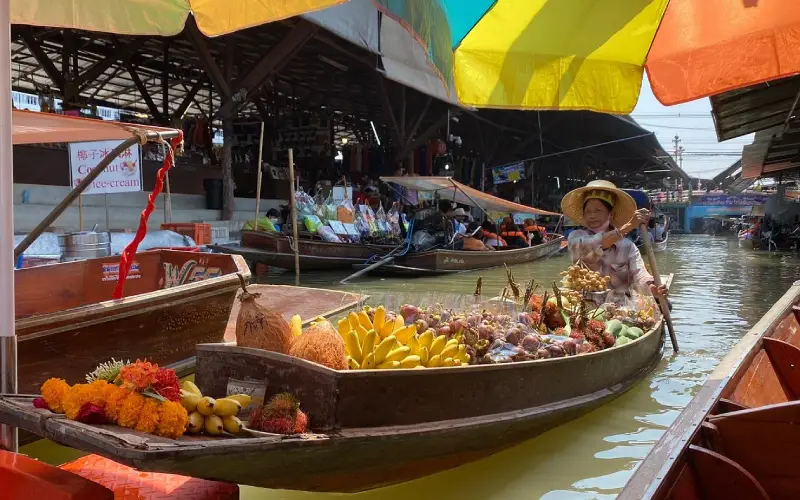 Barcos vibrantes vendem frutas frescas no Mercado Flutuante Damnoen Saduak