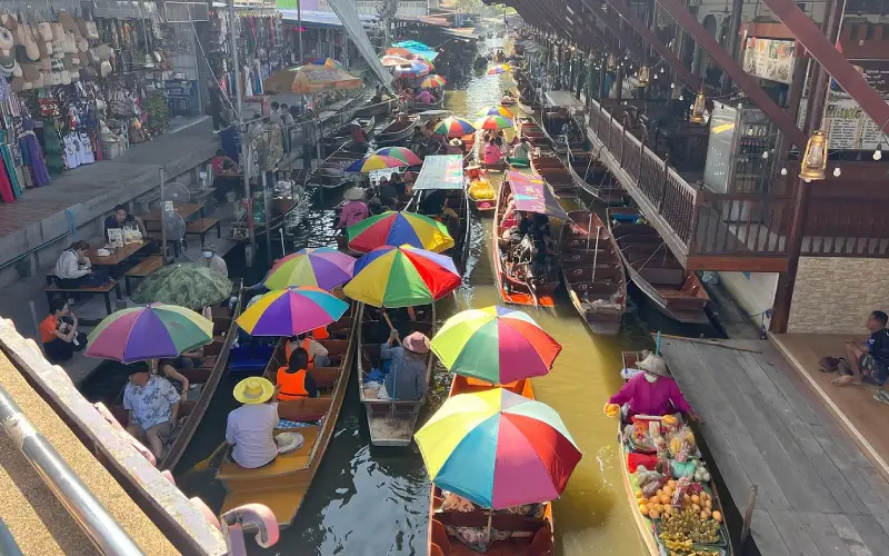 Barcos se movendo com guarda-sóis coloridos criam uma cena impressionante