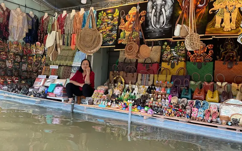 As barracas à beira do rio oferecem uma grande variedade de produtos únicos