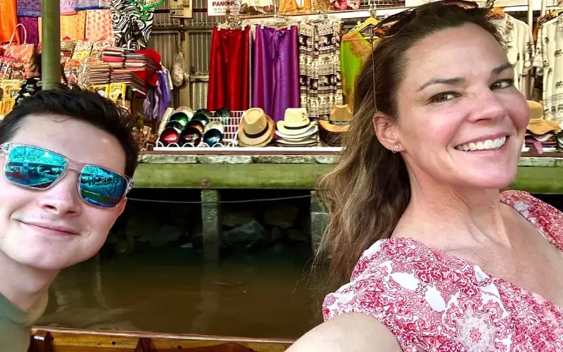 mercados flutuantes imperdíveis em Bangkok