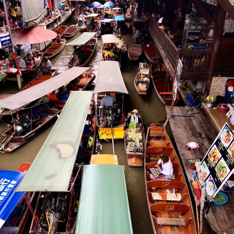 O Mercado Flutuante Damnoen Saduak pode ficar bastante lotado, então os visitantes devem chegar cedo