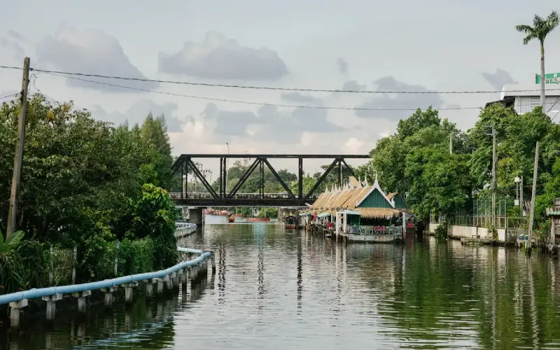 O Mercado Flutuante Song Khlong exala uma beleza suave e tranquila
