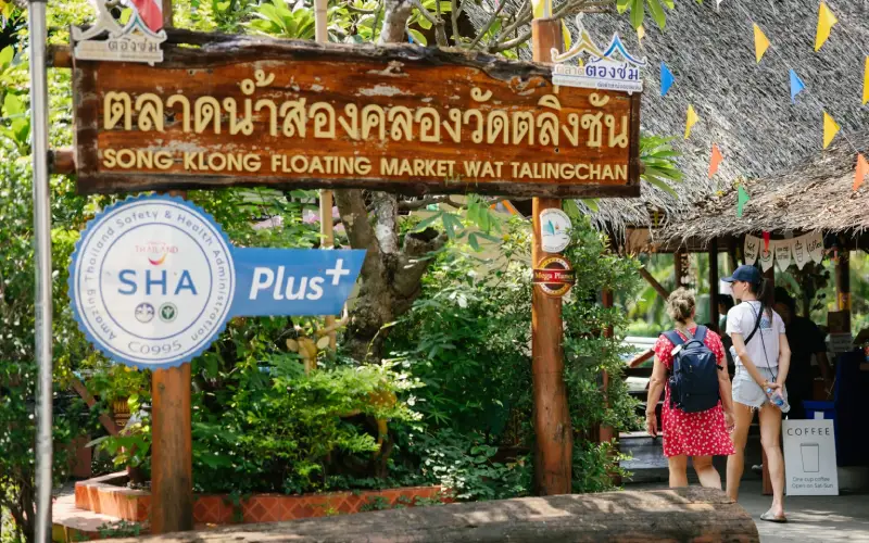 Viajantes visitam o Song Khlong para uma experiência em mercado flutuante mais serena e menos agitada