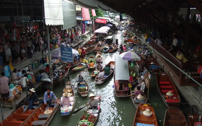 O Mercado Flutuante Taling Chan encanta com barcos repletos de frutas frescas