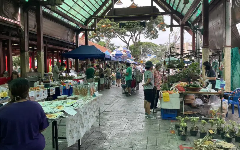 A área espaçosa na entrada do mercado oferece uma variedade de produtos