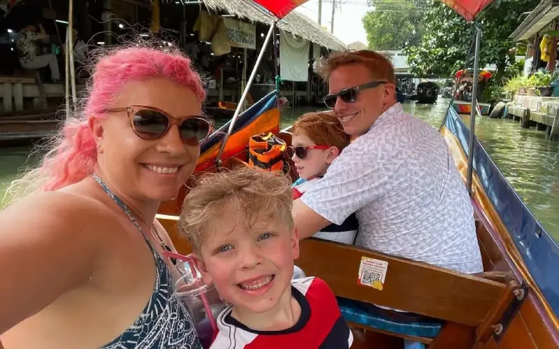 Visitantes podem fazer passeios de barco e admirar a paisagem no Mercado Flutuante Song Khlong