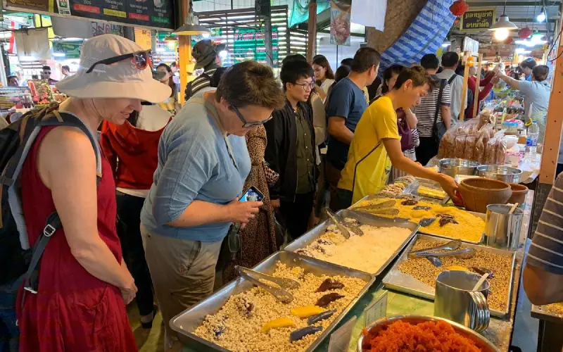 Outras barracas de comida no mercado atraem muitos visitantes