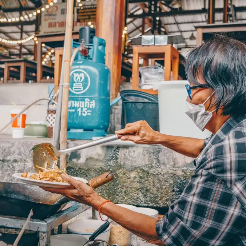 Saborear Pad Thai diretamente no barco é uma experiência imperdível no mercado