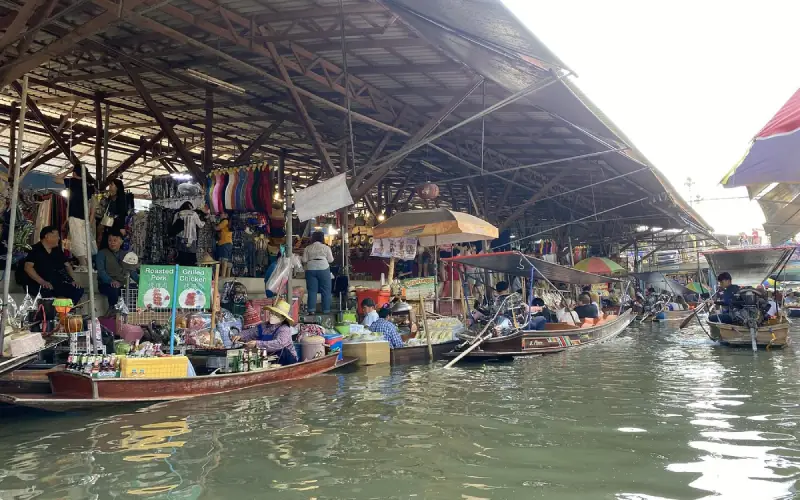 O Mercado Flutuante Khlong Lat Mayom não tem muitos barcos, seja para vender ou transportar passageiros