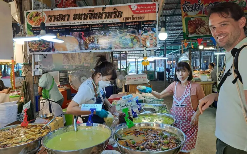 Visitantes experimentam com alegria os pratos típicos da região