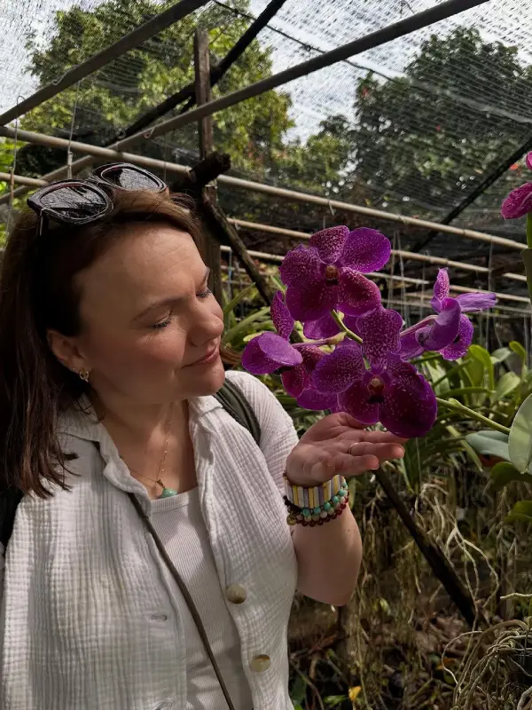 Além disso, é possível visitar a Fazenda de Orquídeas e admirar a beleza das flores em seu habitat natural.