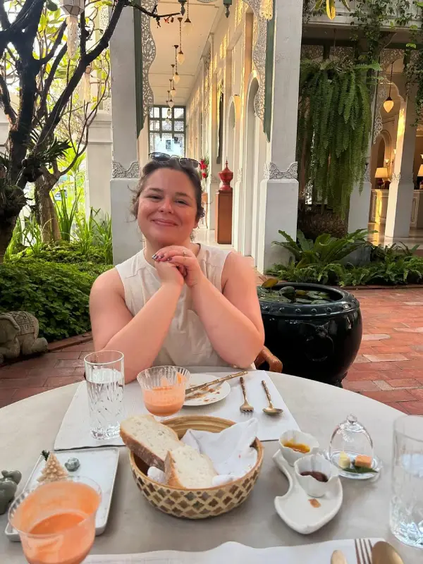 Os hóspedes desfrutam alegremente de um delicioso café da manhã no The Inside House.