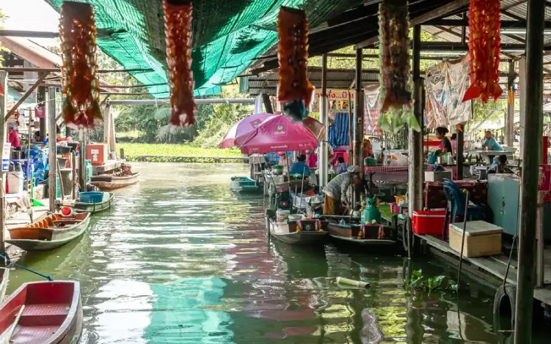 Wat Saphan encanta visitantes com sua atmosfera autêntica