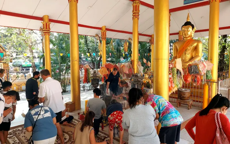 Visitar o templo próximo é uma experiência que vale a pena
