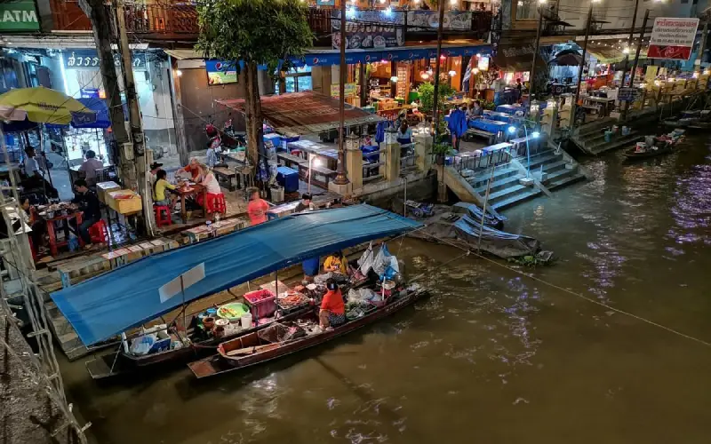 O Mercado Flutuante Amphawa oferece uma animada experiência noturna