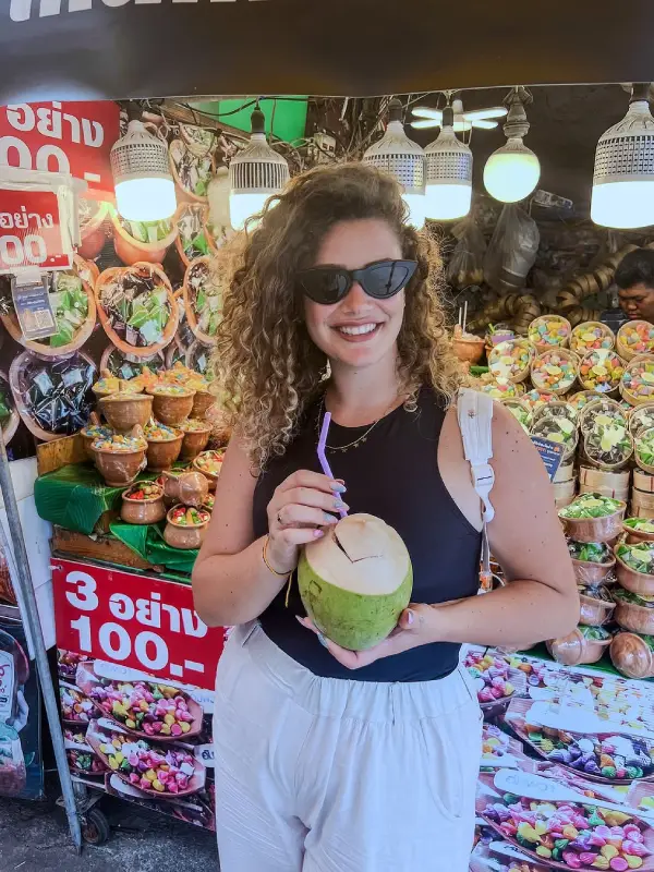 Visitantes tiram fotos alegres e vibrantes nas barracas do mercado
