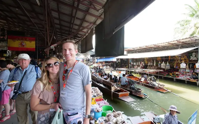 Casais passeiam à beira do rio, fazem compras e registram momentos lindos