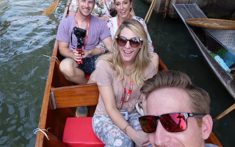 Remar no canal também é uma atividade popular por aqui