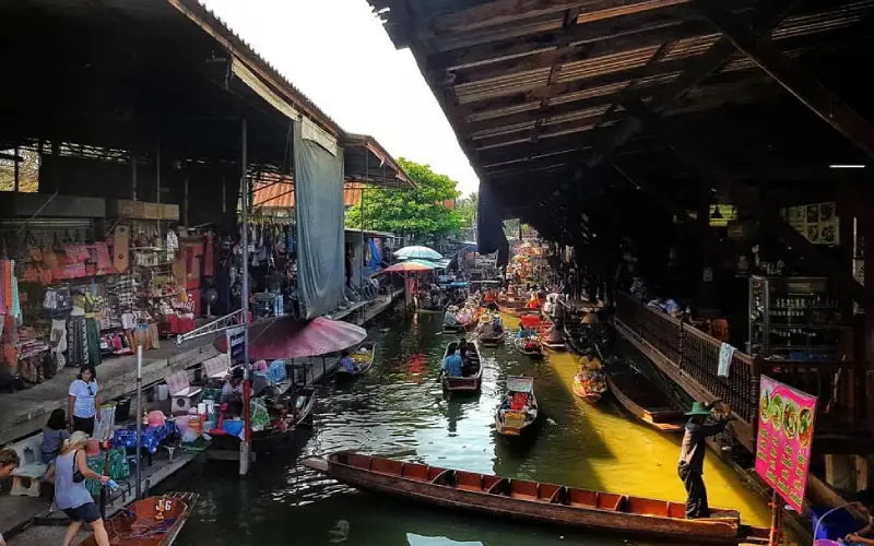O Mercado Flutuante Bang Nam Pheung é pequeno e pouco conhecido