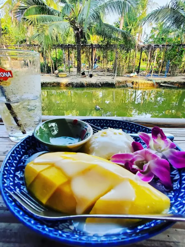 Comer à beira do rio cercado pelo verde cria uma experiência inesquecível