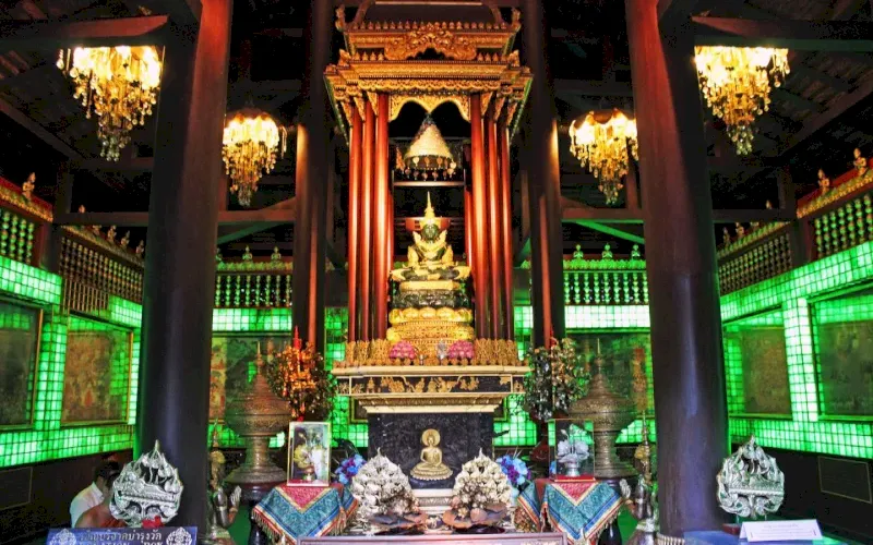 A Torre Phra Yok protege a réplica da famosa estátua do Buda de Esmeralda