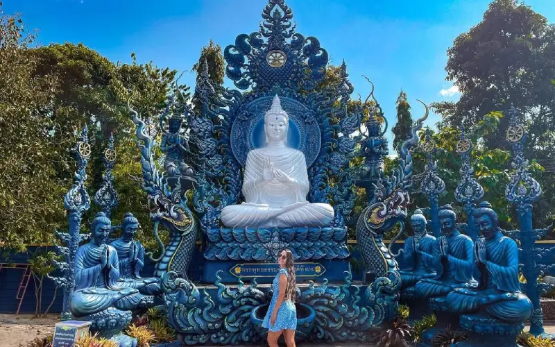 Existem muitos lugares lindos para fotos em Wat Rong Suea Tan.