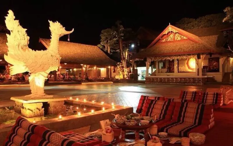 Khum Khantoke em Chiang Mai é um restaurante famoso que oferece um autêntico jantar Lanna