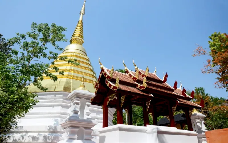 O antigo chedi continua sendo um marco histórico significativo dentro do templo