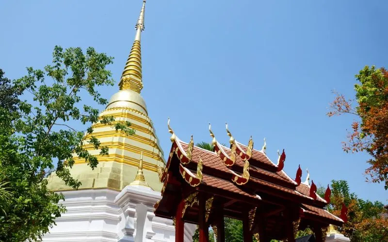 O antigo stupa em Wat Phra Kaew