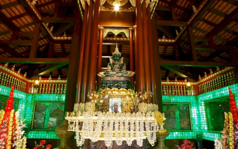 O Buda de Esmeralda é um dos ícones religiosos mais reverenciados da Tailândia