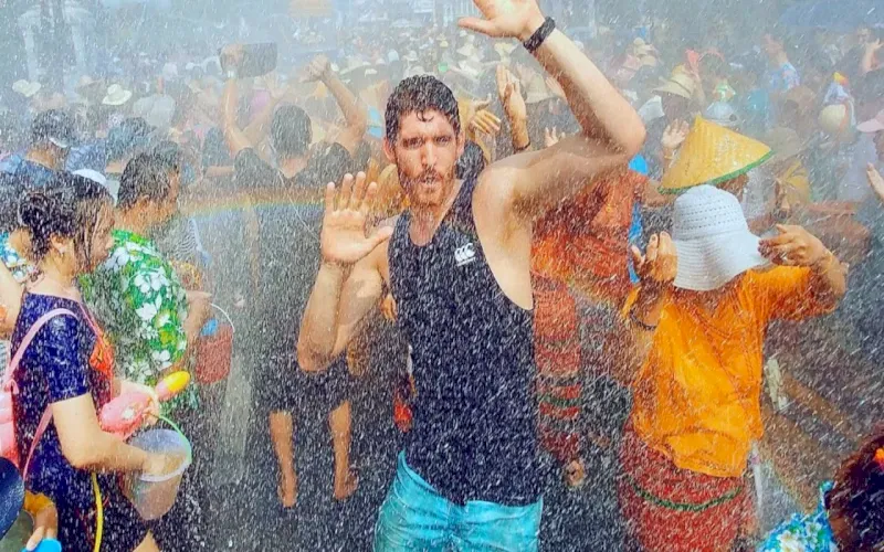 O Festival Songkran em Wat Phra Kaew celebra com água e rituais sagrados vibrantes