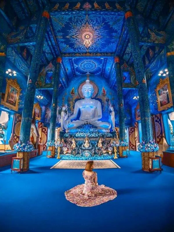Salão principal do Templo Azul: decoração azul e dourada