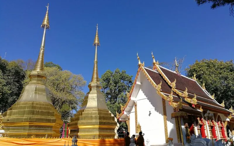 O Wat Phra That Doi Tung apresenta arquitetura Lanna