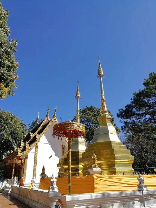 stupas dourados do Wat Phra That Doi Tung