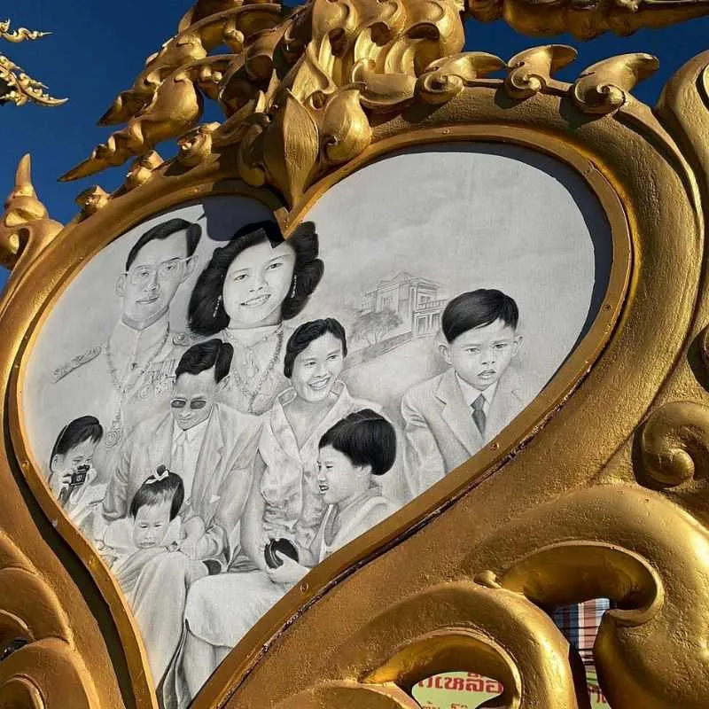 A Torre do Relógio homenageia o Rei Bhumibol Adulyadej