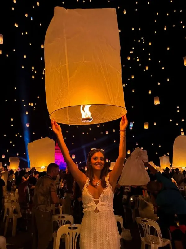 Turistas se divertem participando do festival das lanternas