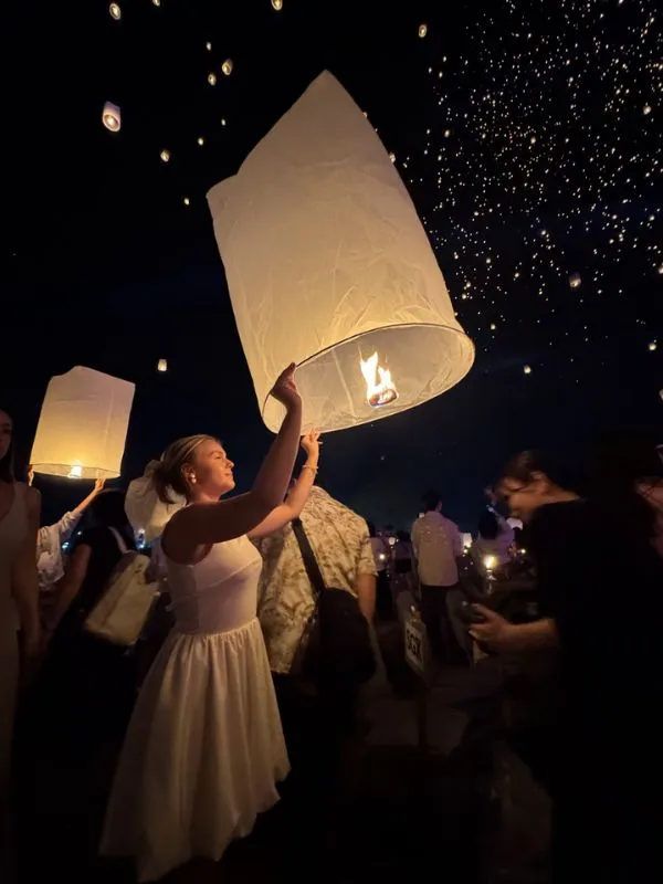 Turistas ficam felizes ao participar do Festival das Lanternas