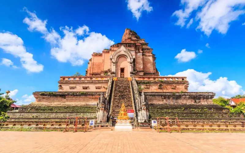 Wat Chedi Luang é um templo histórico conhecido por seu imponente chedi antigo e sua importância cultural