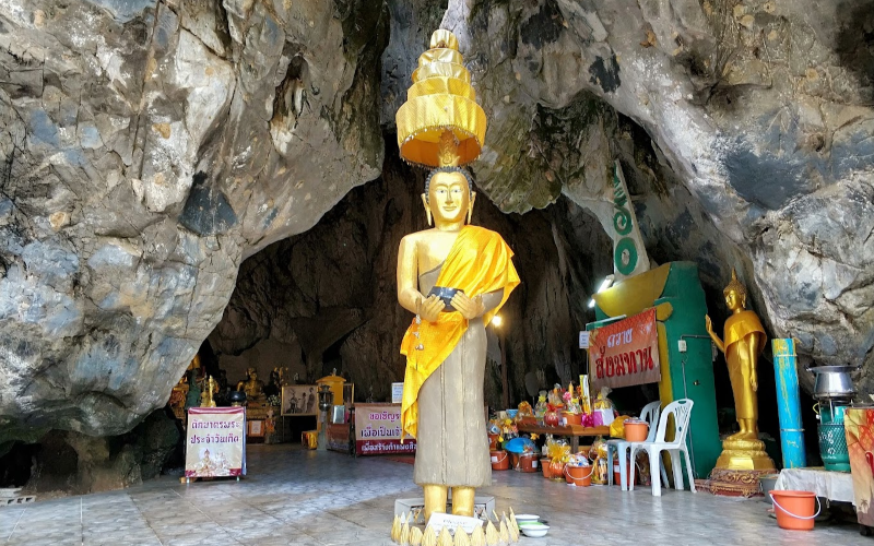 A caverna Wat Tham Phra Buddha tem uma grande estátua