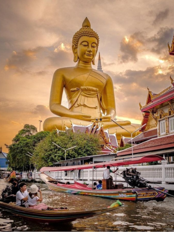 A estátua de Buda do Wat Paknam Bhasicharoen destaca-se no centro de Bangkok