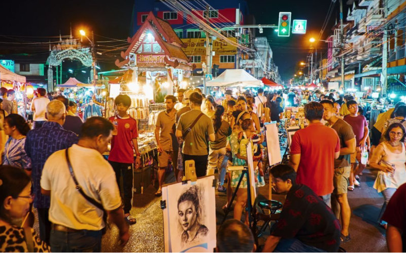 Mercados noturnos de Chiang Mai brilham com vida