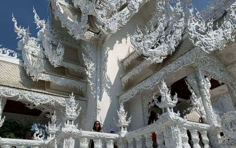 Detalhes ornamentais refletem entre a arte contemporânea e a espiritualidade budista