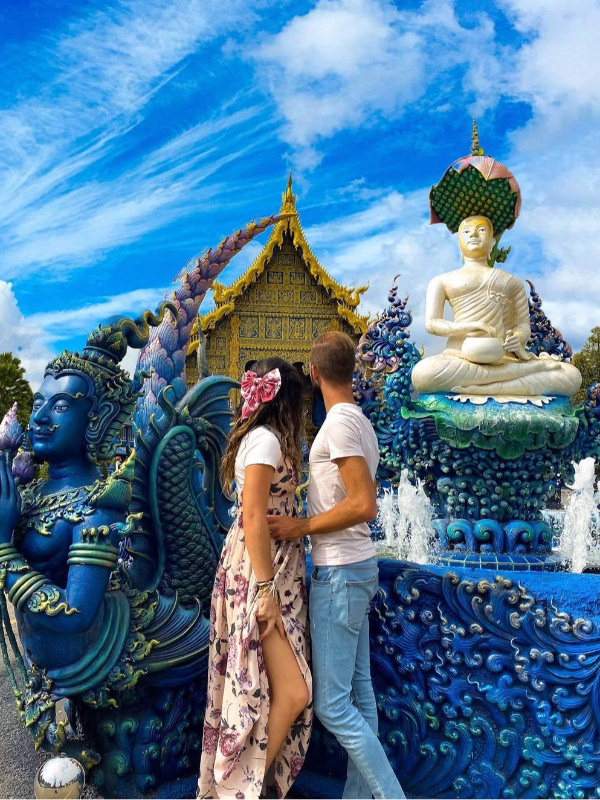 As esculturas no Wat Rong Suea Ten apresentam detalhes complexos e designs vibrantes