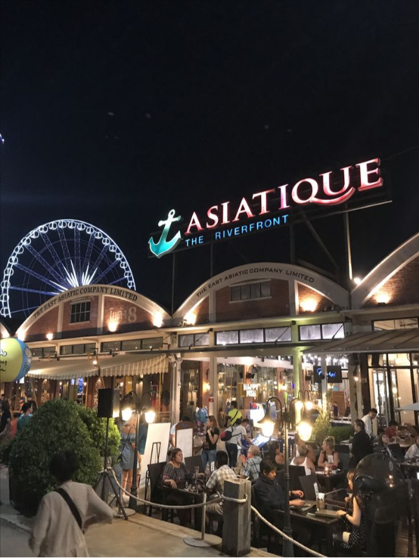 Asiatique Riverfront é um mercado noturno às margens do rio