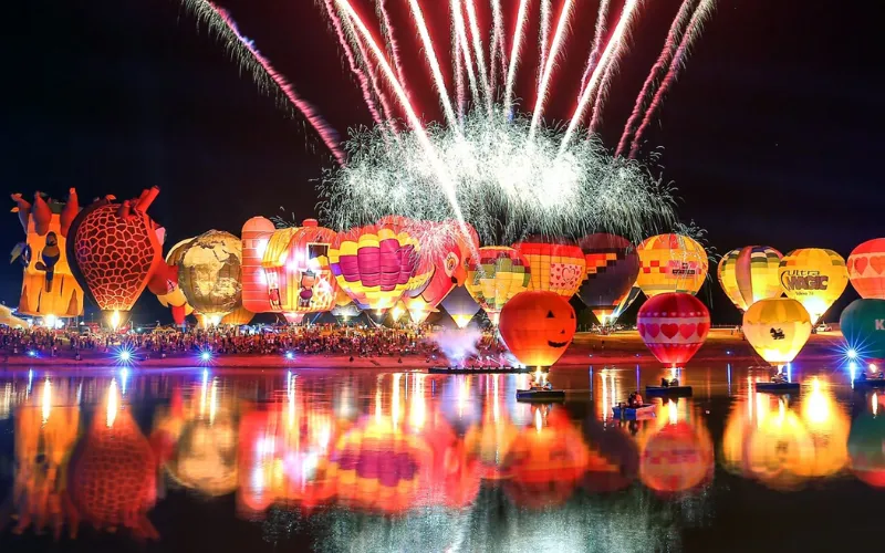 Balloon Fiesta atrai multidões ao Singha Park