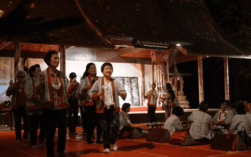 Celebração cultural com dança tradicional em grupo de idosos