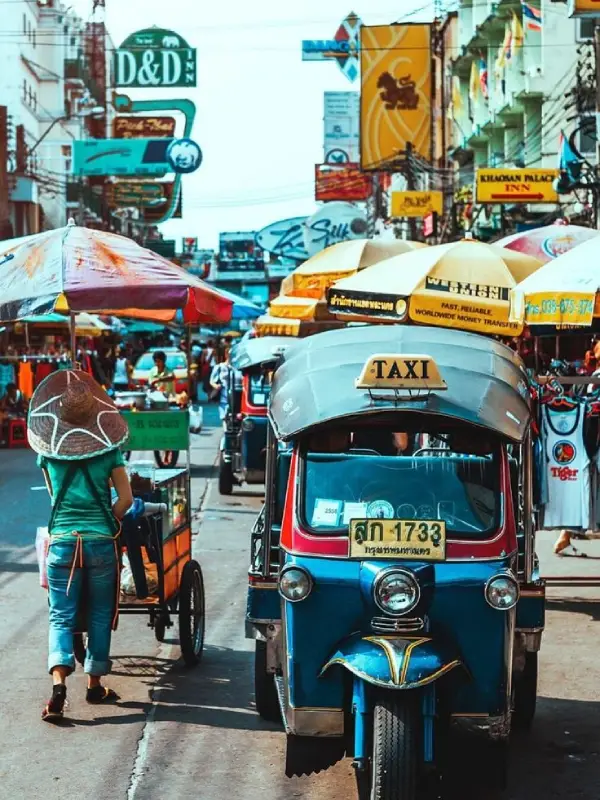 Khao San Road é famosa pela vida noturna e mercados