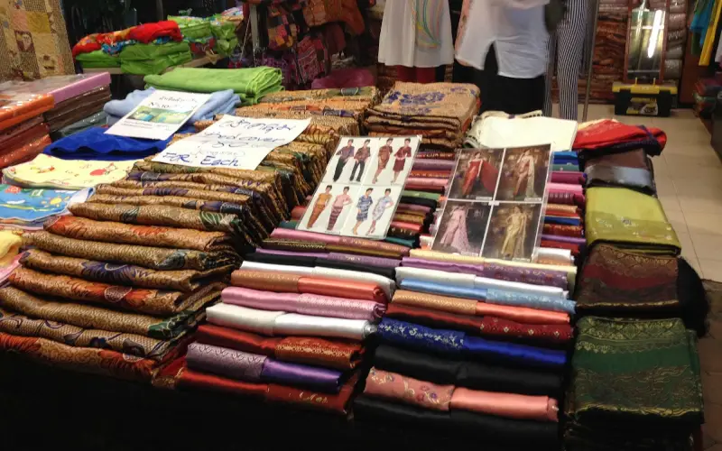 No bazar há roupas tailandesas autênticas e coloridas