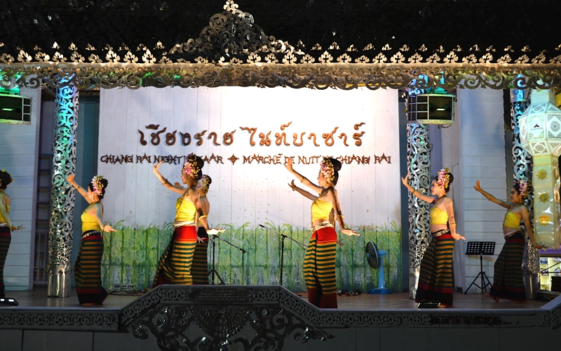Bazar de Chiang Rai tem dança tradicional e música