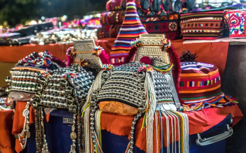 No bazar há seda tailandesa e algodão artesanal